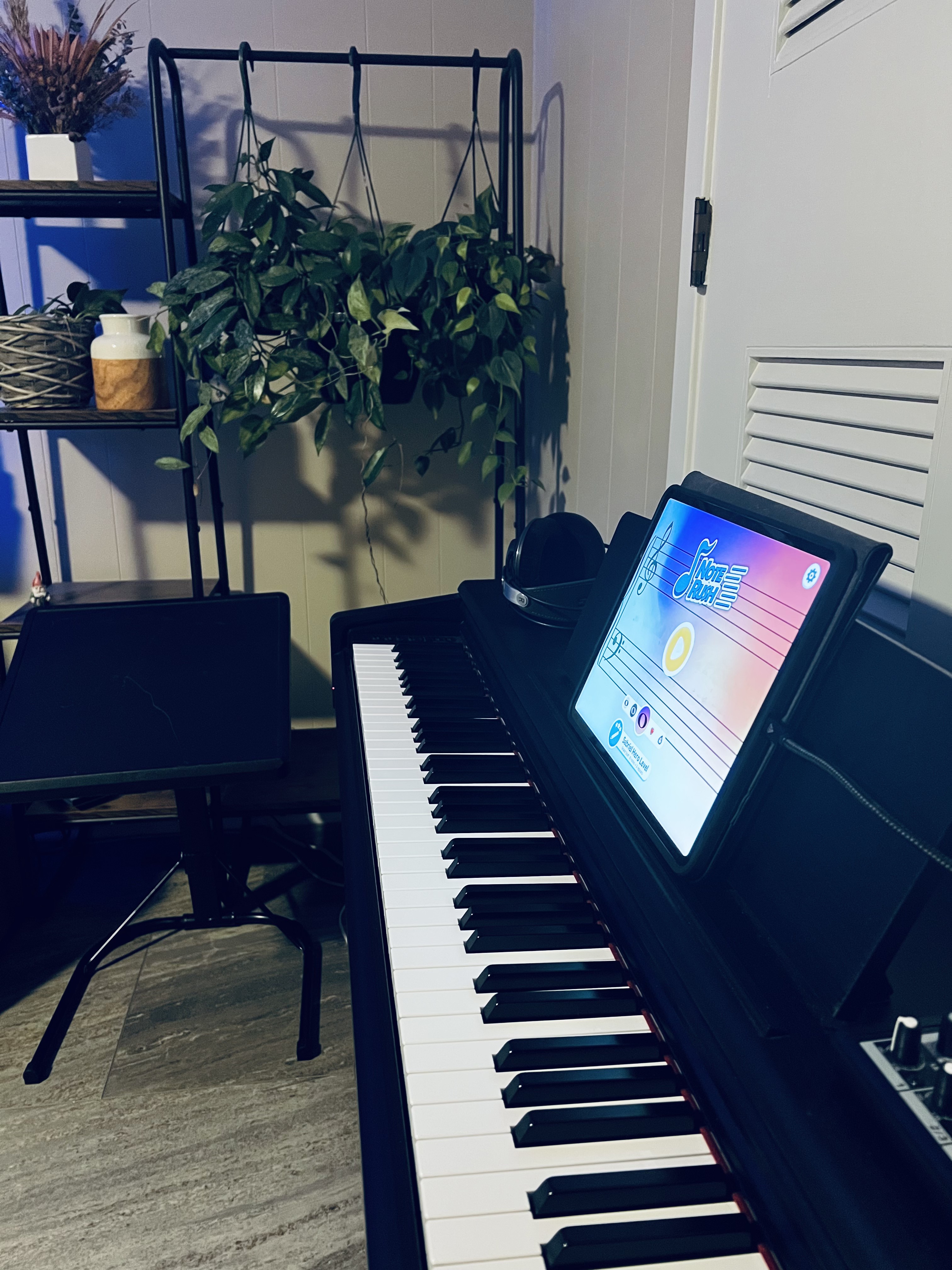 Keyboard with iPad in the music lab